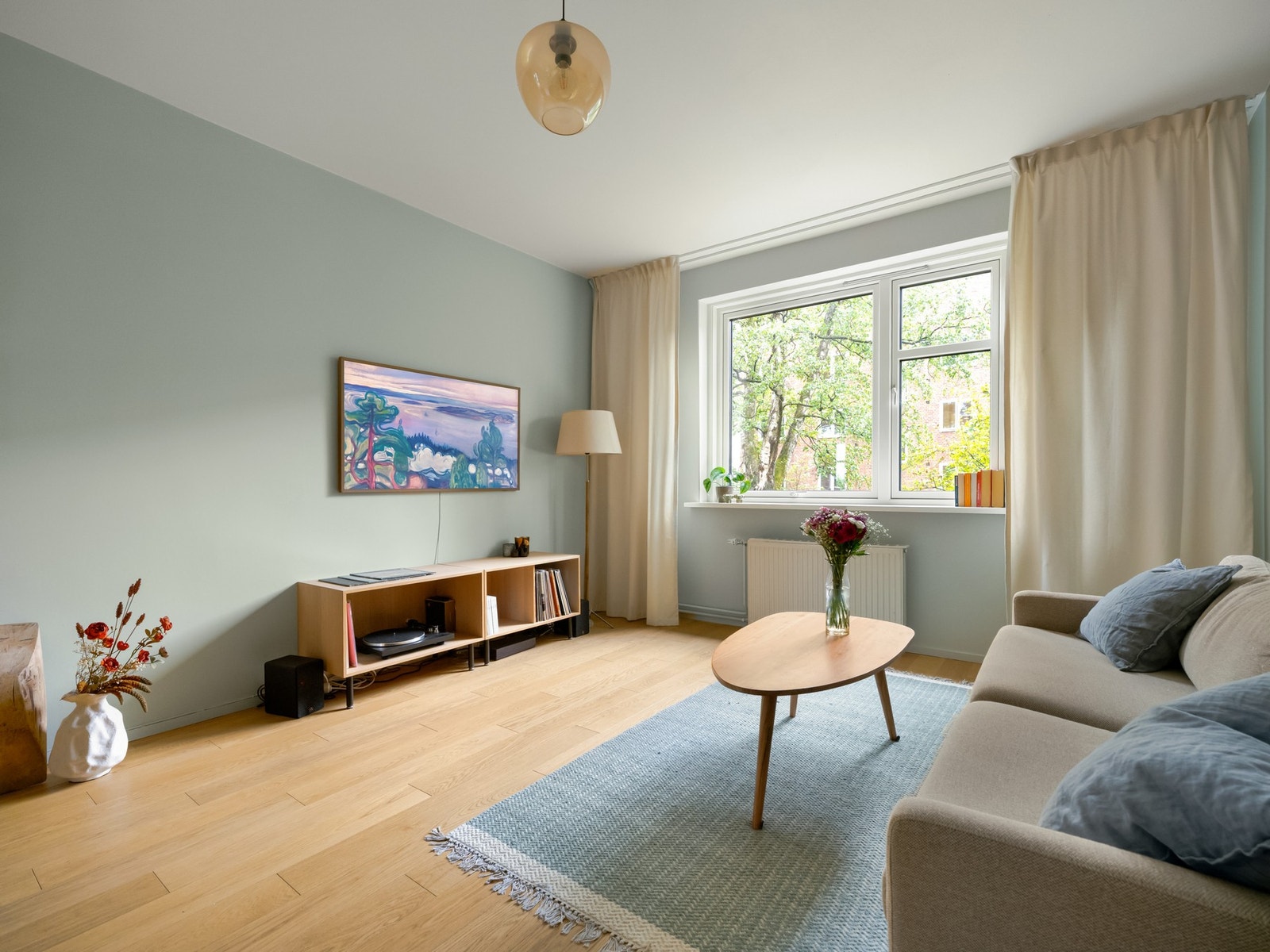 Dette er en lys og gjennomgående 2-roms leilighet. Galleribilde