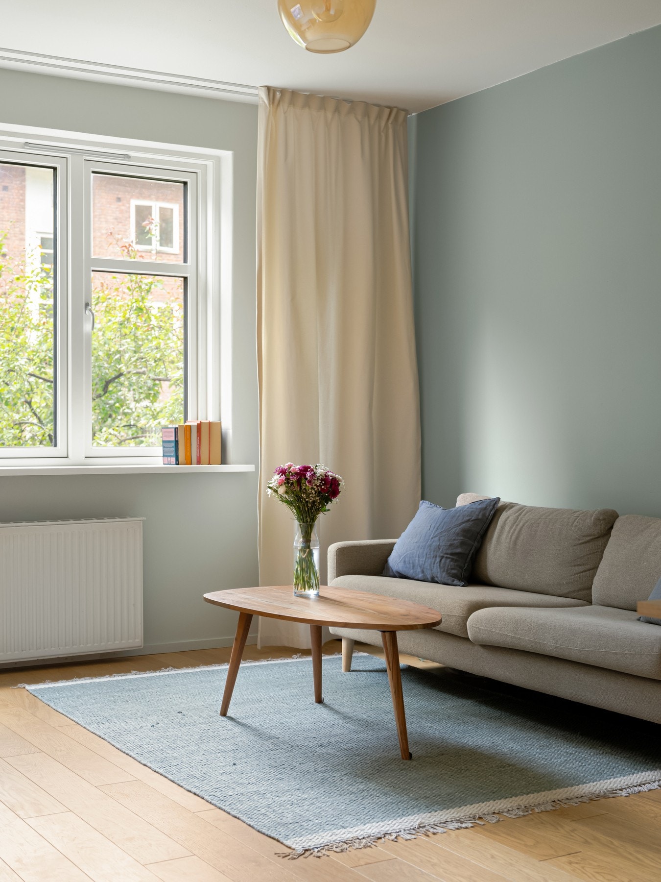 Boligen varmes opp med fjernvarme via radiatorer som er inkl. i felleskostnadene. Galleribilde