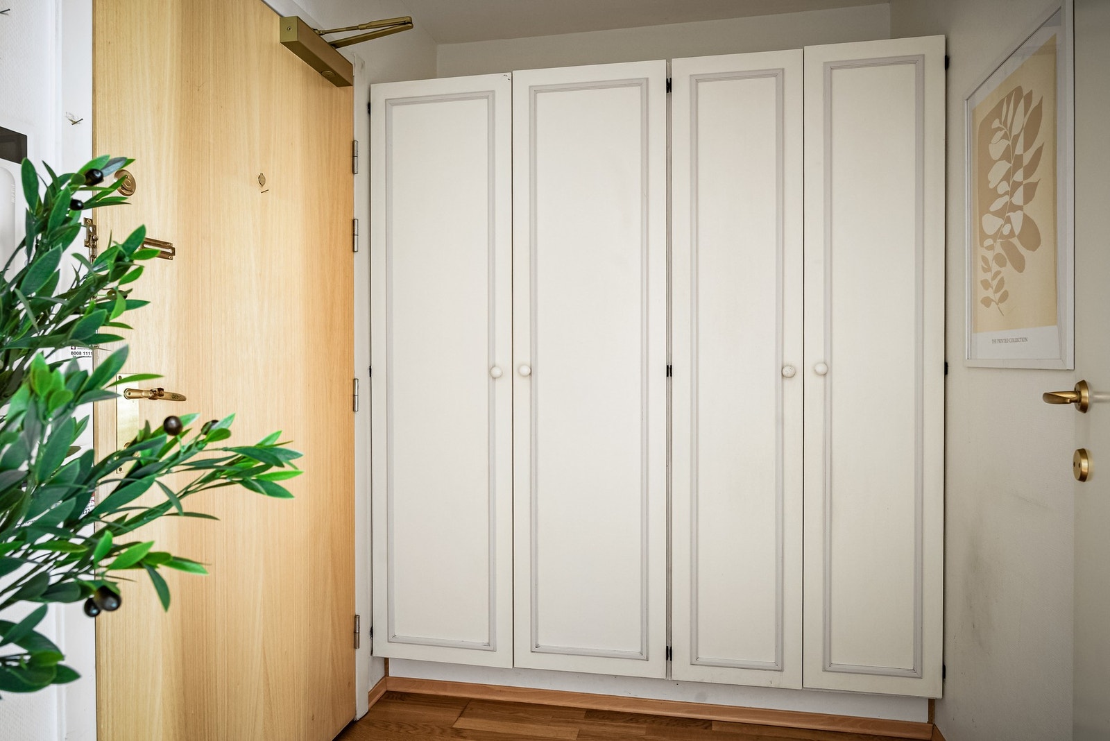 Gangen har garderobeskap og plass til ytterligere oppbevaringsmøblement. Galleribilde