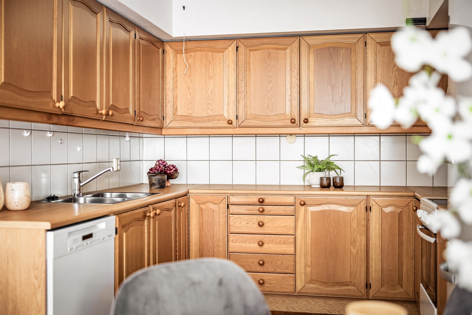 Her er det godt med benke- og oppbevaringsplass. Galleribilde