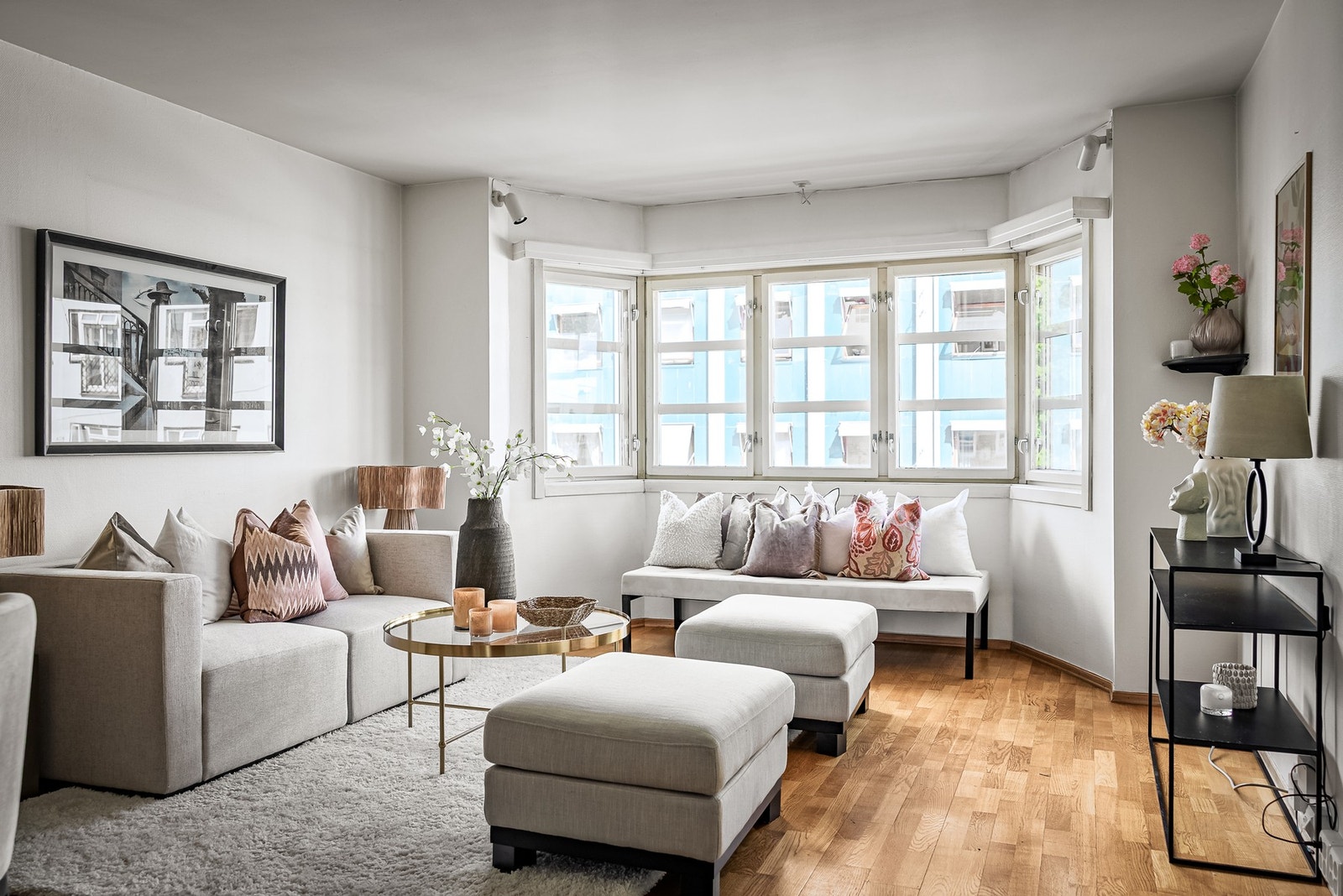 En stor og gjennomgående selveierleilighet med balkong, peis og garasjeplass. Galleribilde