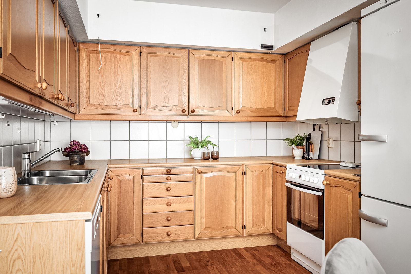 Kjøkkenet har innredning fra byggeåret. Galleribilde