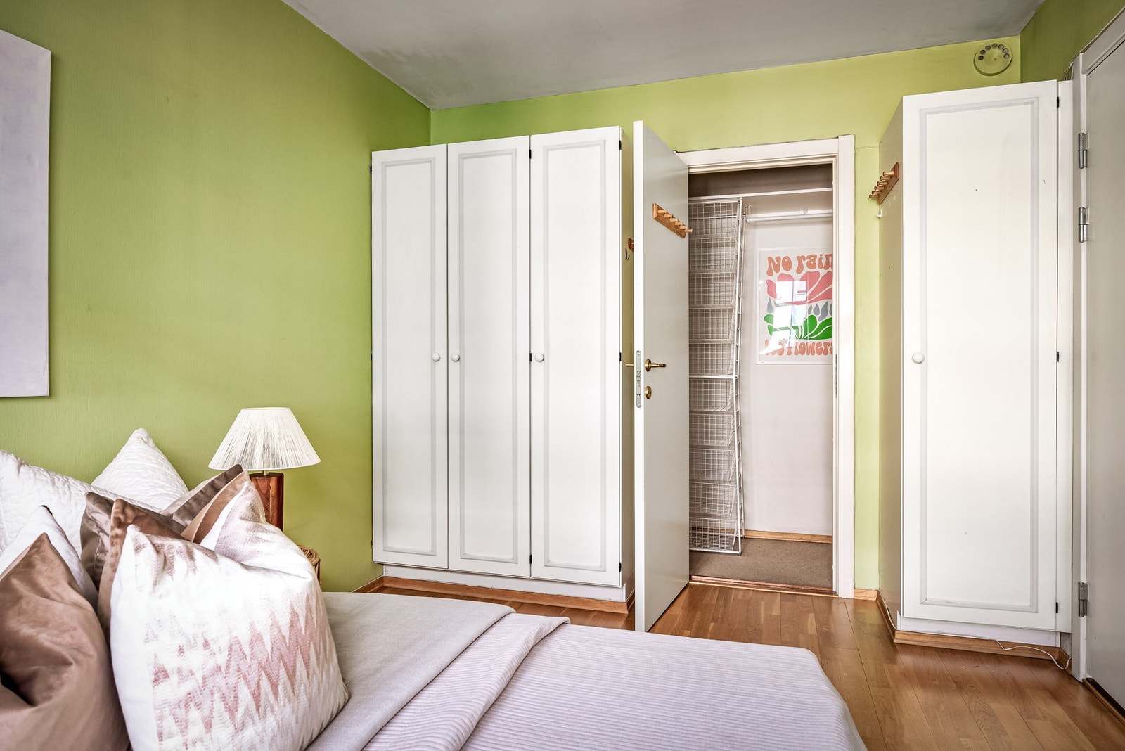 Praktisk oppbevaring i garderobeskapsrekke og adkomst til innvendig bod. Galleribilde