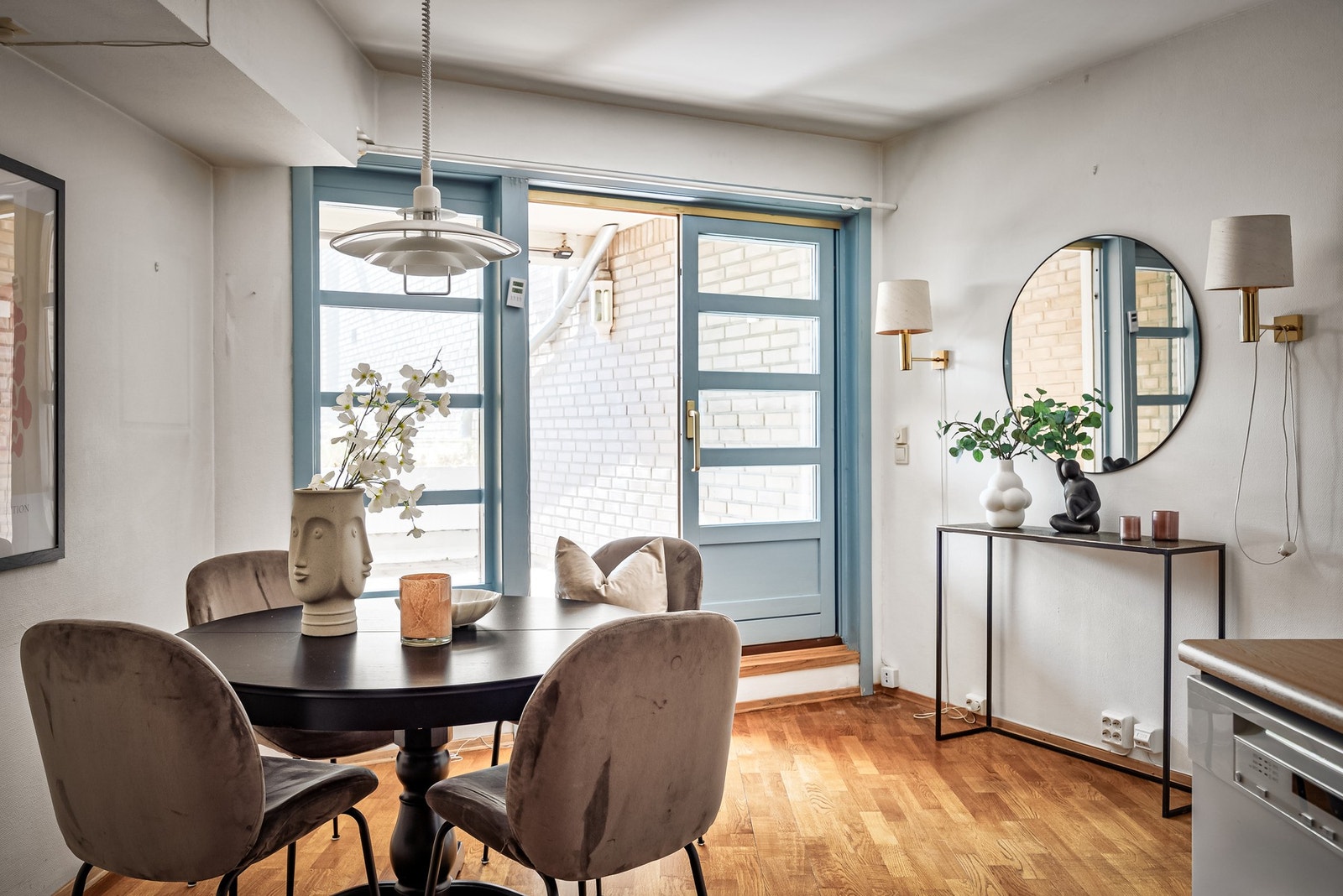 Fra kjøkkenet er det utgang til en stor balkong. Galleribilde