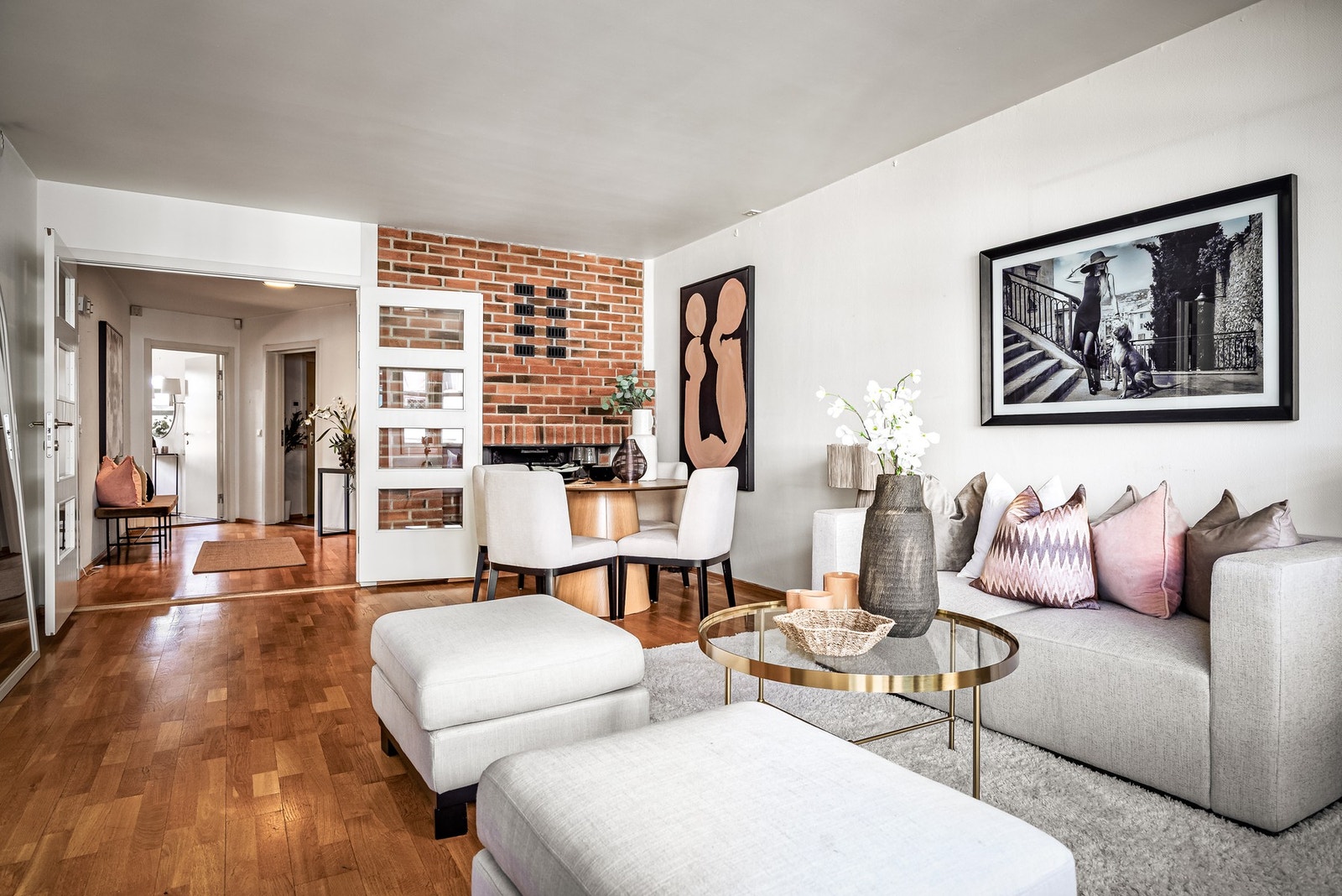 Leiligheten har store vindusflater som slipper inn mye naturlig lys. Galleribilde