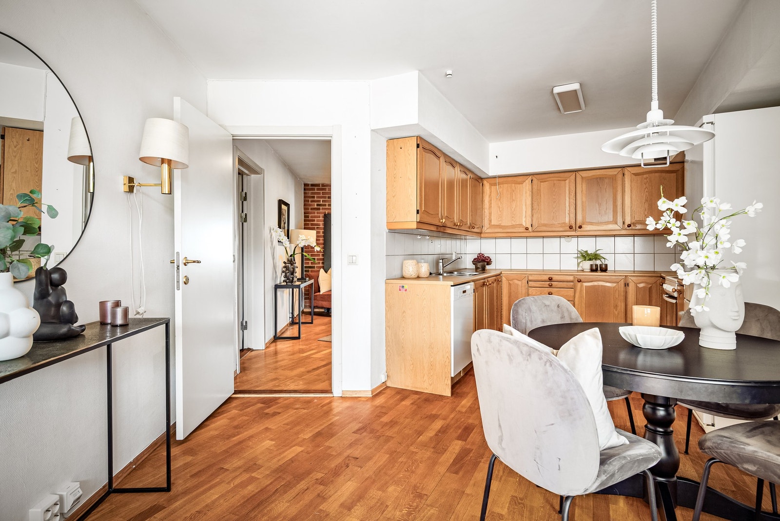 Kjøkkenet er romslig og har god plass til en trivelig spisegruppe. Galleribilde