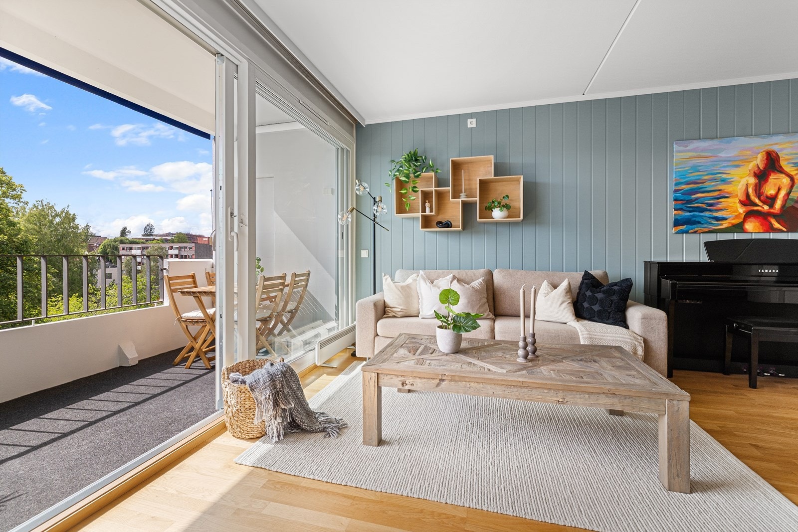 I enden av stuen er det en stor skyvedør som gir adkomst til balkongen Galleribilde
