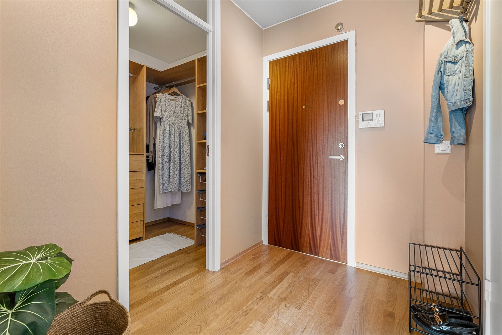 Romslig entré med romslig tilliggende walk-in garderobe Galleribilde