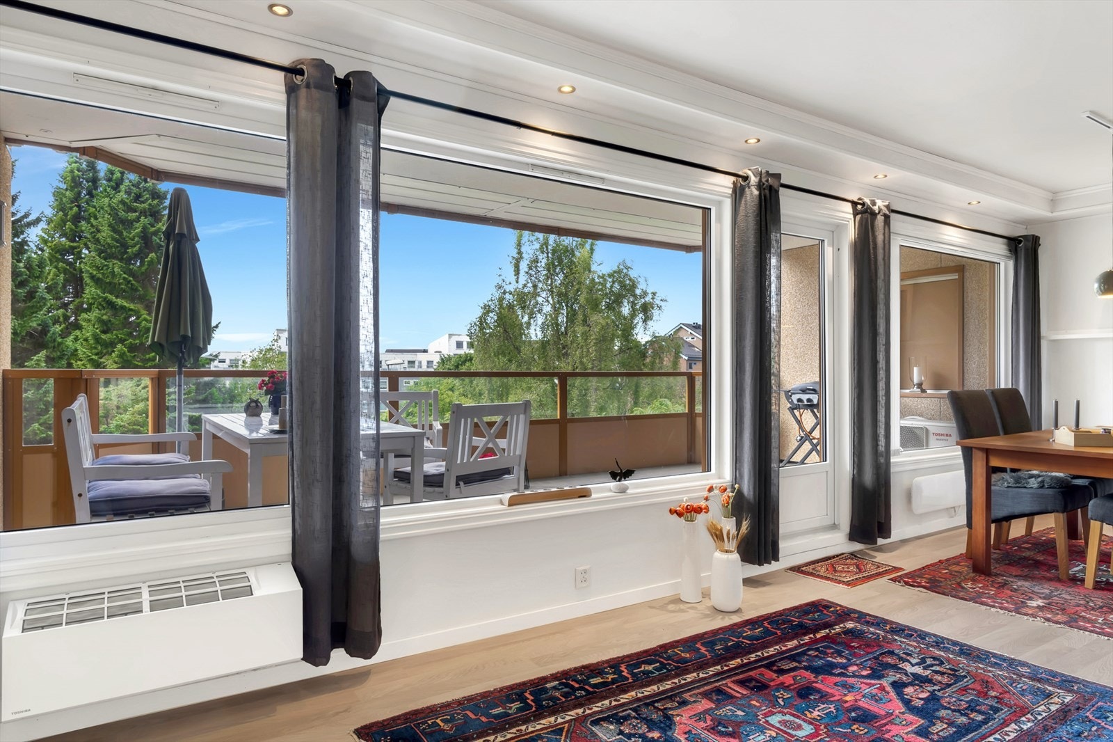 Store vindusflater som slipper inn godt med lys Galleribilde