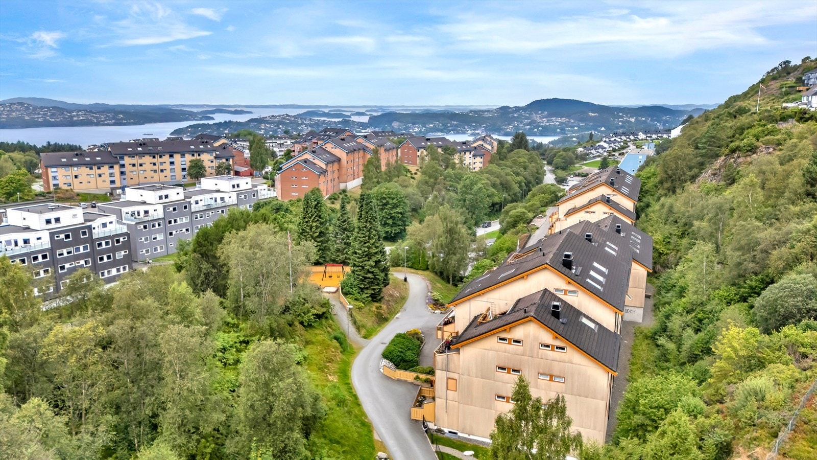 Fra leiligheten er det kort avstand til dagligvarebutikk, buss, skoler og Vestkanten Storsenter Galleribilde