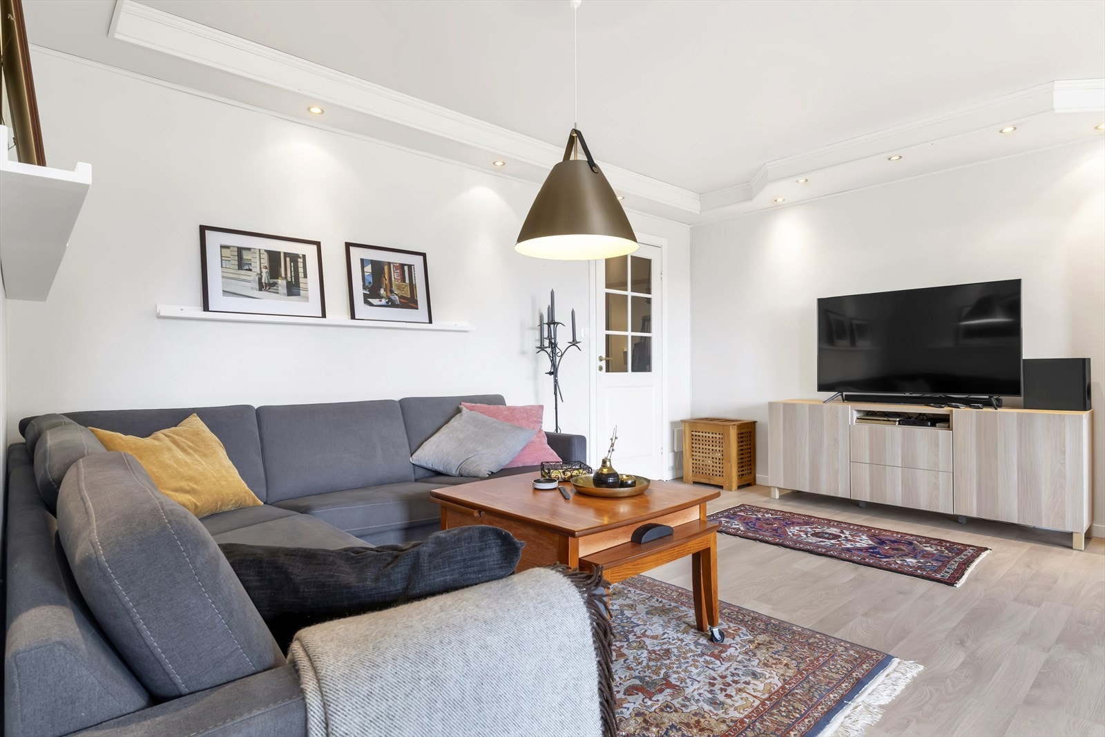Stor stue med god plass til sofagruppe og spisebord Galleribilde