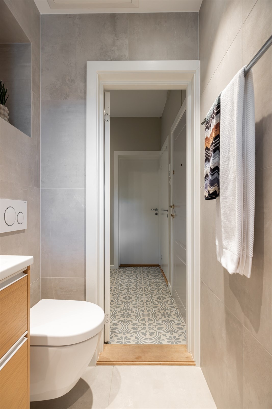 Innredningen består av nedfelt servant med underskap, speil, vegghengt toalett og dusjhjørne. Galleribilde