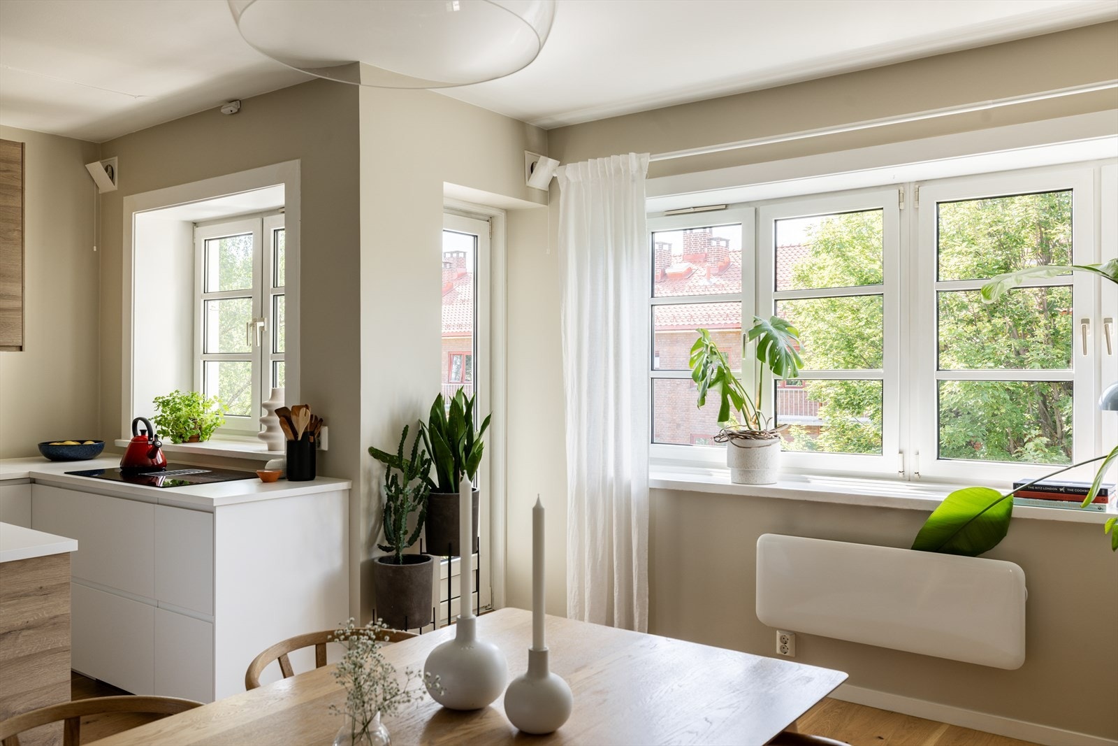 Fra stuen er det direkte utgang til en herlig balkong Galleribilde