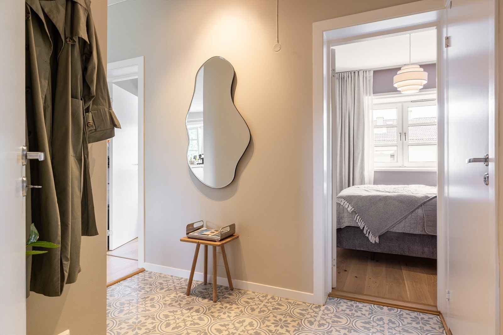 Lys og romslig entré med lekkert, flisbelagt gulv Galleribilde