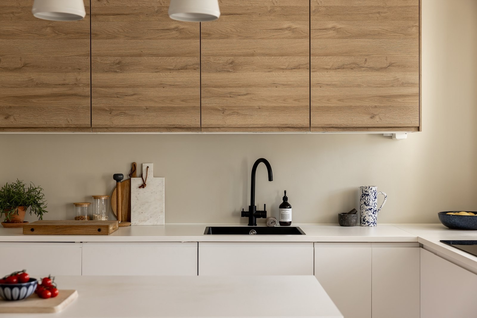 Kjøkkenet er fra 2021 og har stilrene fronter og laminert benkeplate Galleribilde