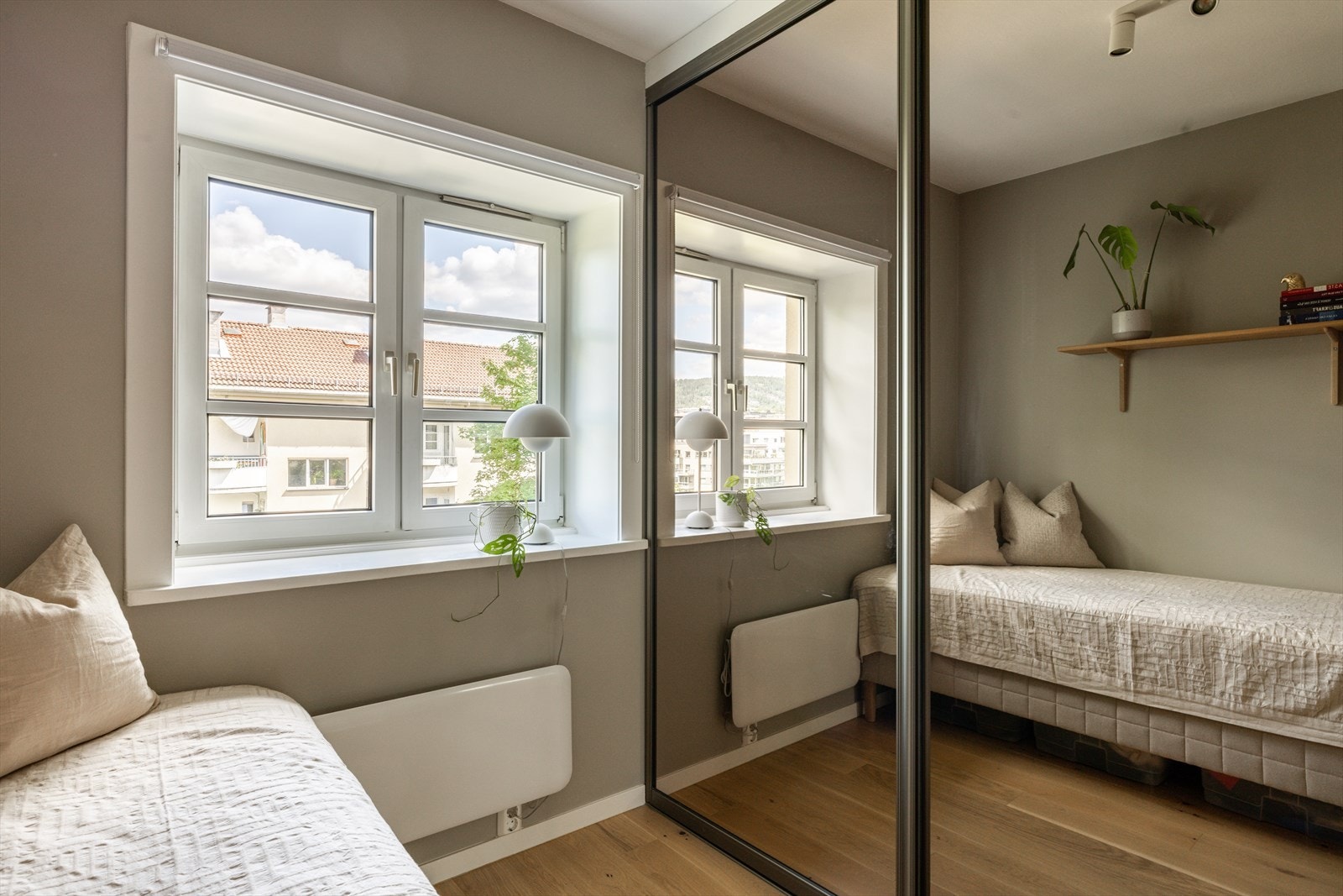 Stor, plassbygd skyvedørsgarderobe med gode oppbevaringsmuligheter Galleribilde