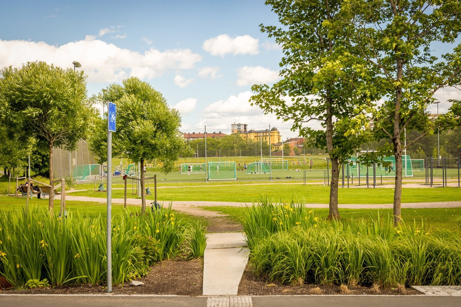 Voldsløkka idrettspark er en flott park med store grøntområder og består blant annet av tennisbaner, sandvolleyballbaner, skatepark, fotball-/skøytebaner og joggeløyper Galleribilde