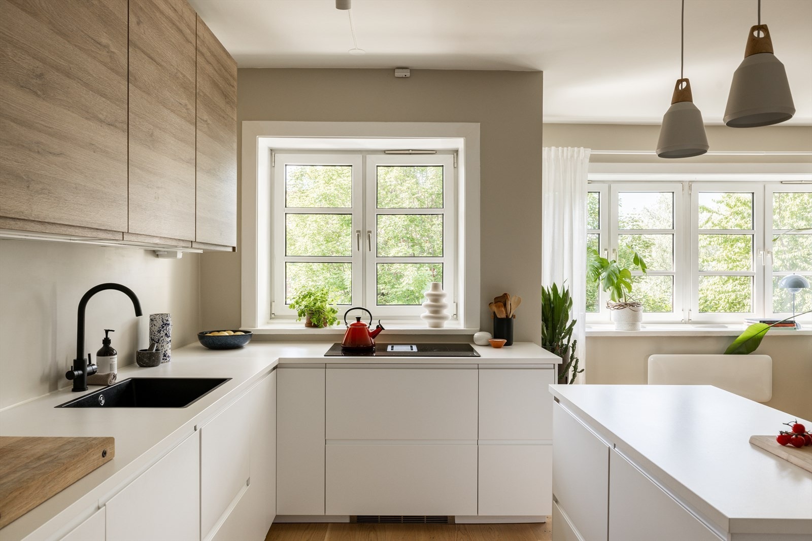 Kjøkkenet er velutstyrt med integrerte hvitevarer som stekeovn, platetopp med integrert kullfiltervifte, oppvaskmaskin og kombinert kjøle- og fryseskap Galleribilde