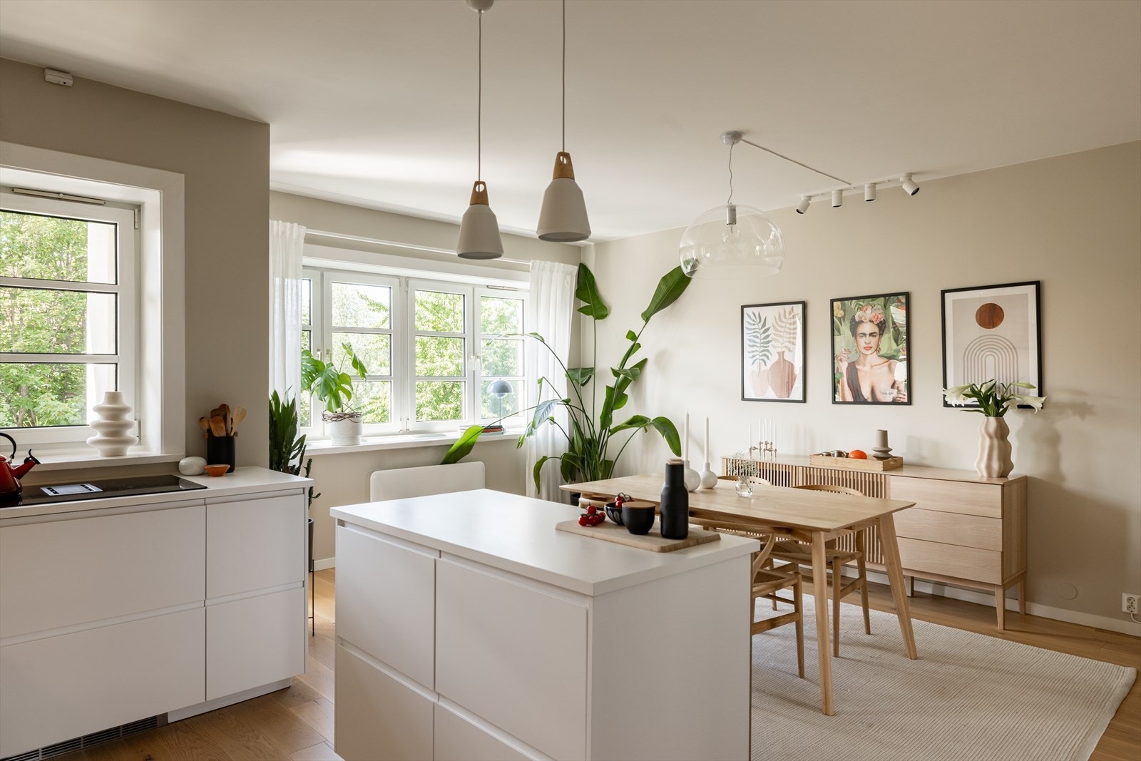 Den praktiske utformingen, kombinert med en sosial kjøkkenøy, gir rikelig med benkeplass Galleribilde