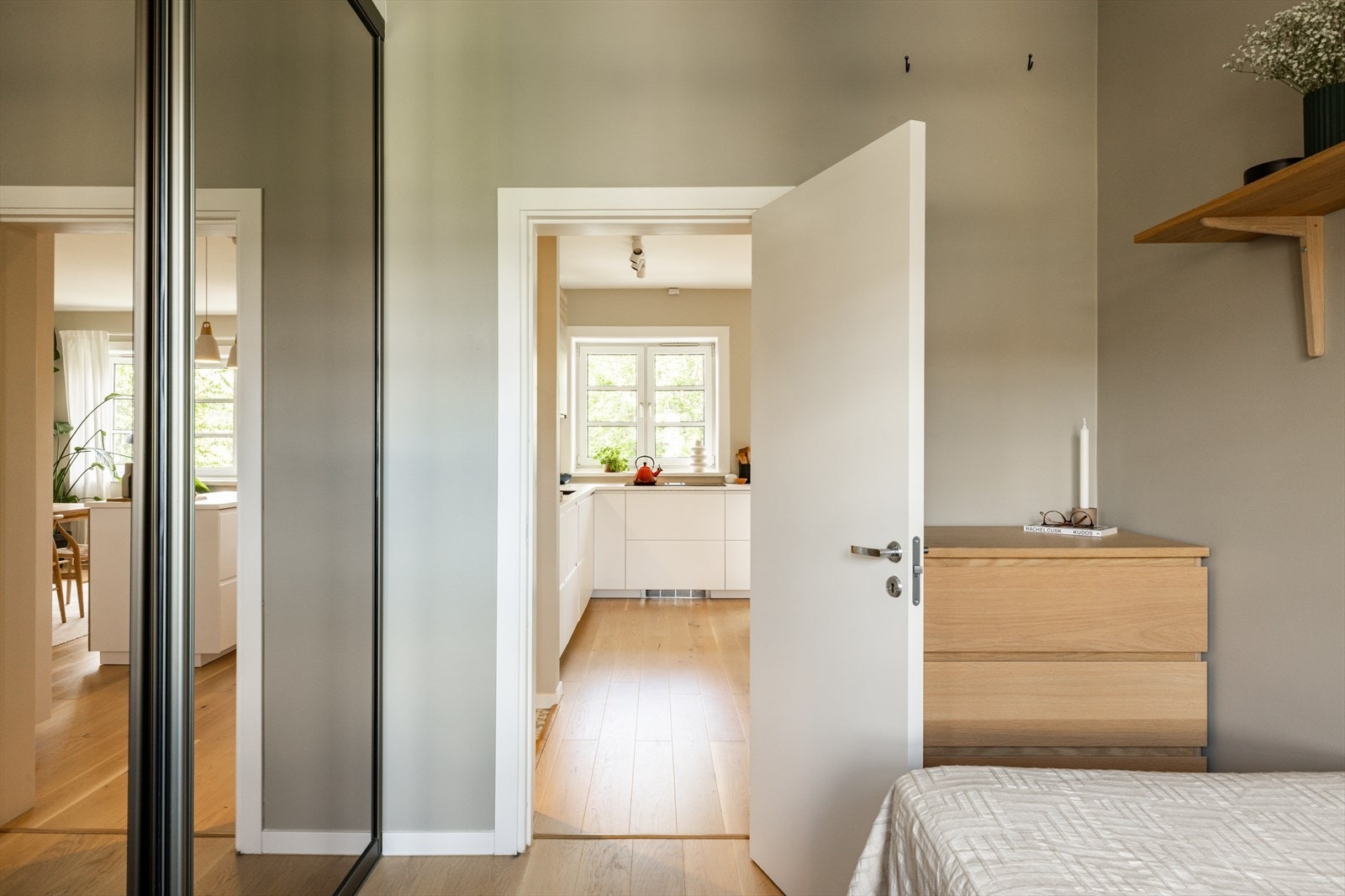 Her er det plass til en enkeltseng og kommode Galleribilde