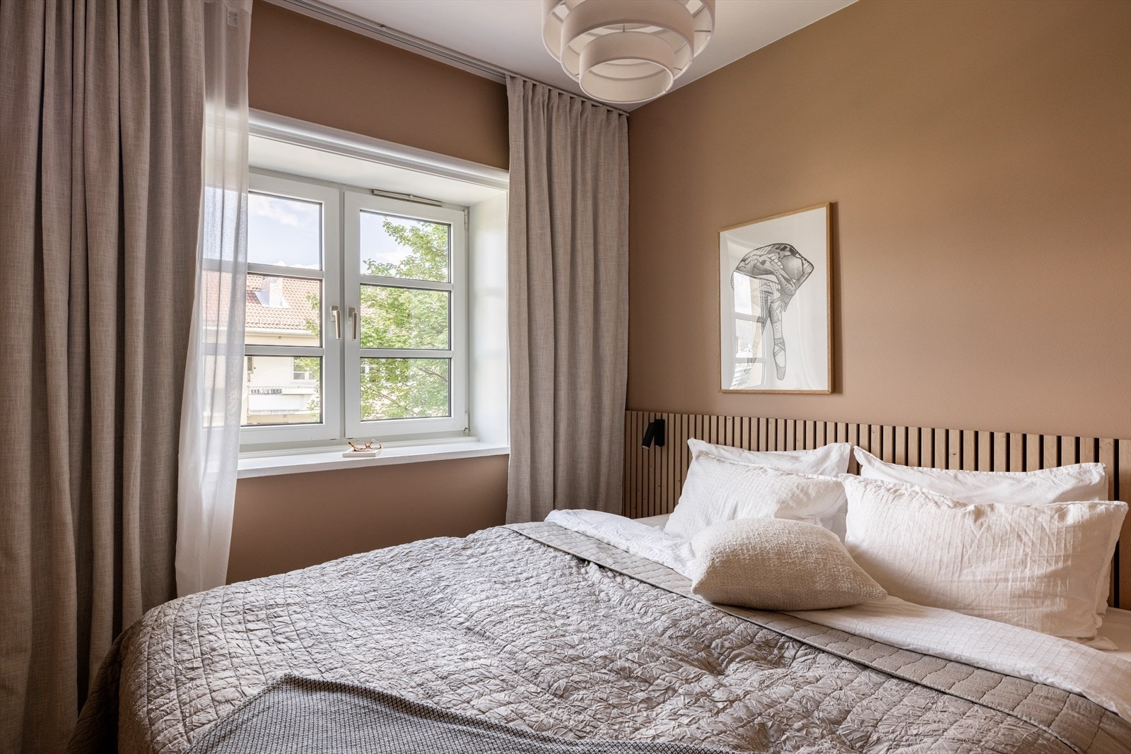 Koselig hovedsoverom med god plass til dobbeltseng Galleribilde