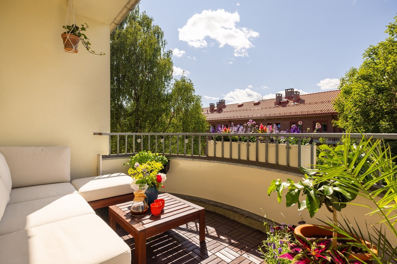 Romslig vestvendt balkong på ca. 7 m² hvor det er god plass til utemøblement og grill Galleribilde