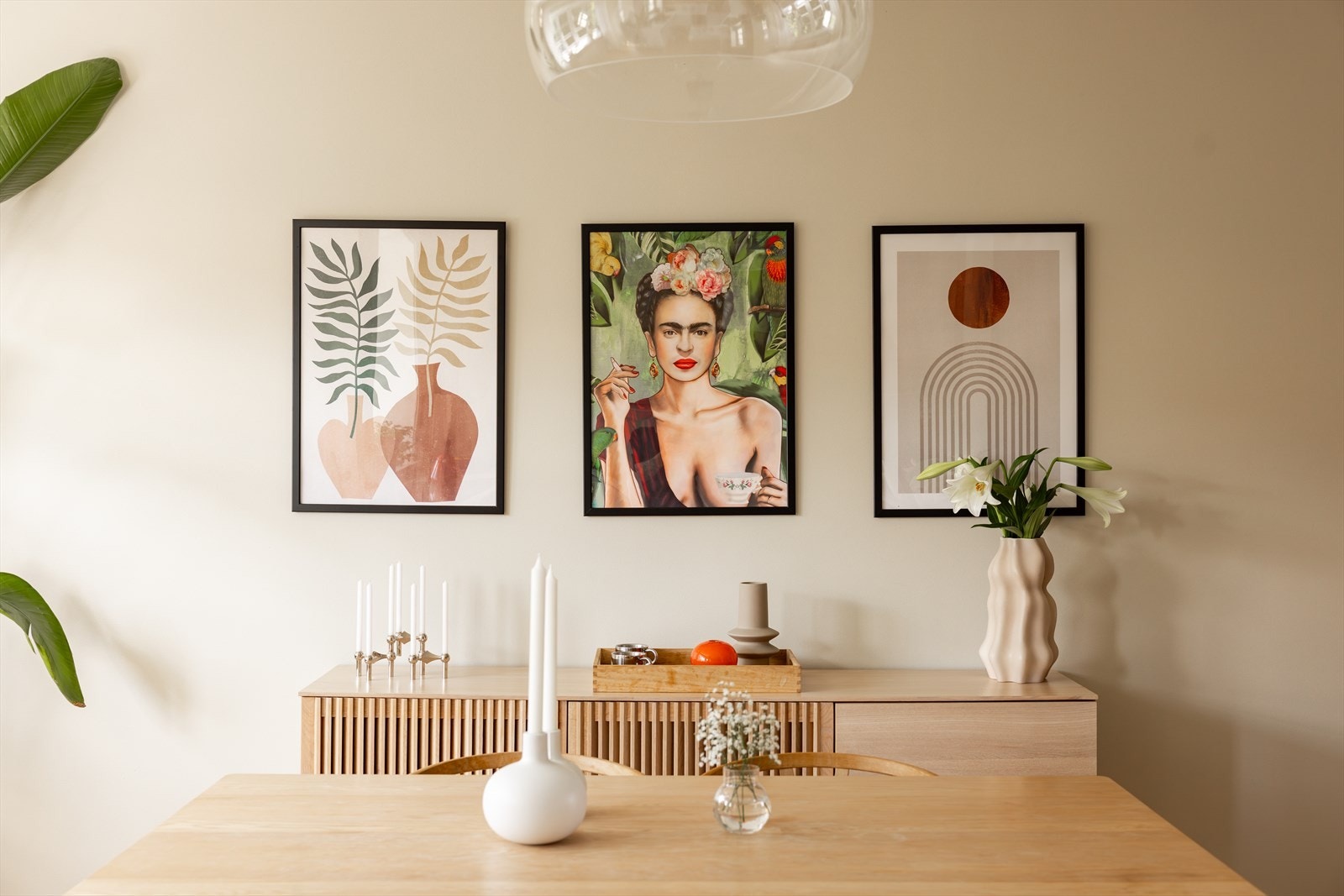 Boligen preges av gjennomgående høy kvalitet, med tidsriktige farger og materialer som gir et helhetlig og moderne uttrykk Galleribilde