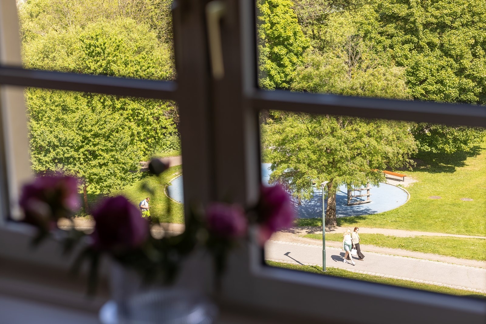 Store vindusflater gir rommet rikelig med lys. Her ser man ned til grønne og idylliske Akerselva. Løfter man blikket ser man også helt til Grefsen Galleribilde