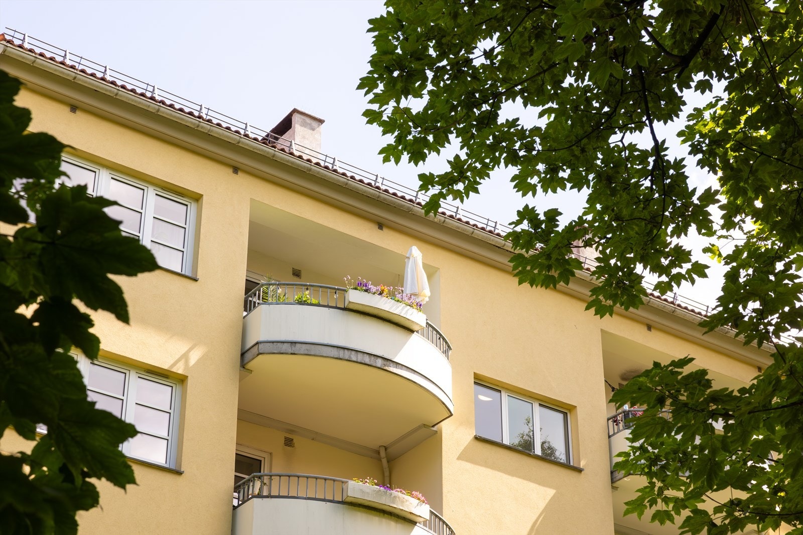 Balkongen ligger høyt, fritt og skjermet, med nydelig utsikt over sentrum og Oslofjorden Galleribilde