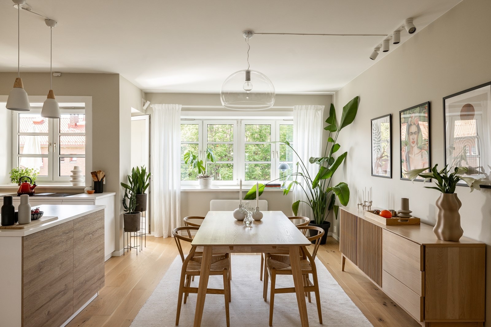 Her får du store vindusflater som gir rikelig med naturlig lys gjennom dagen Galleribilde