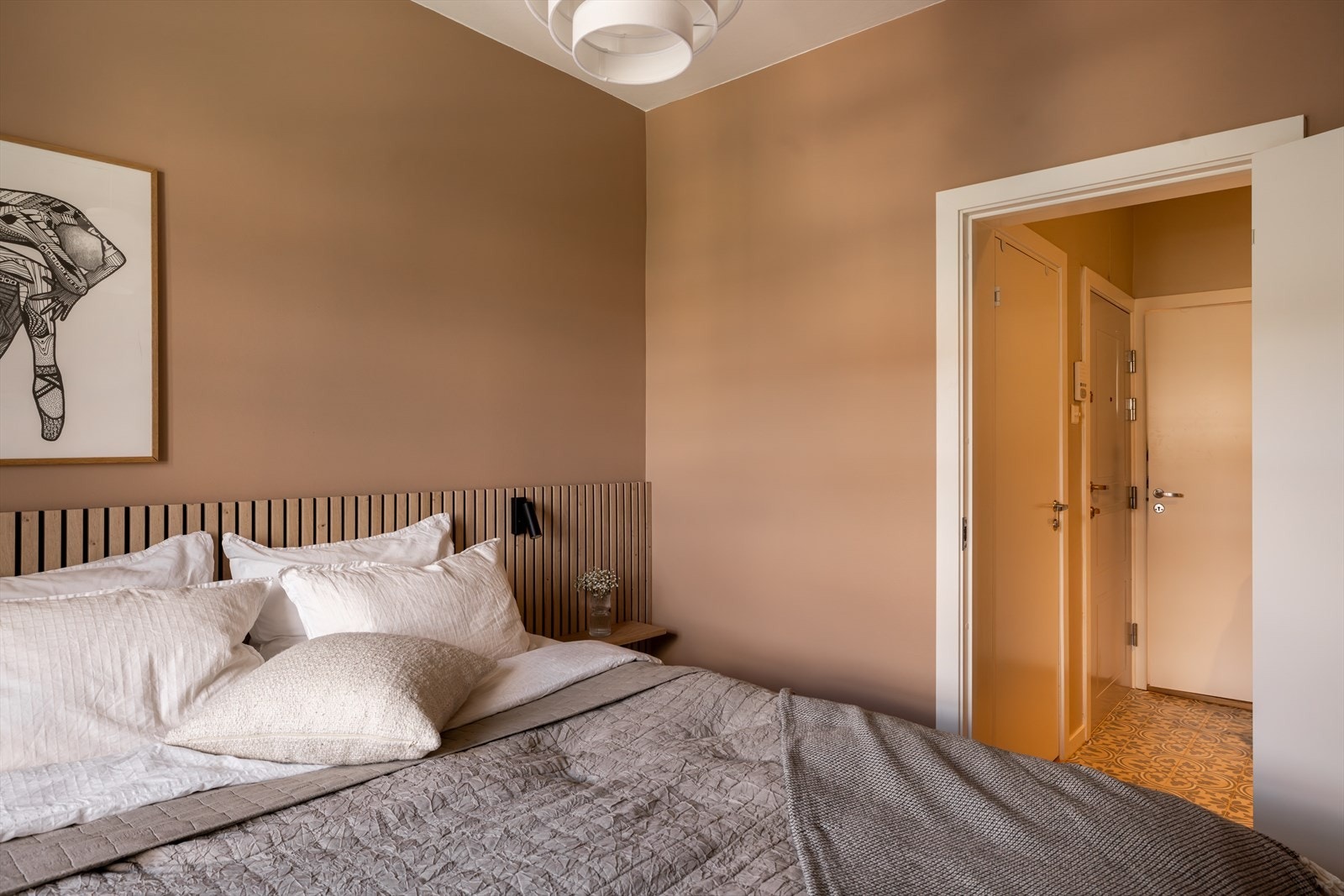 Soverommet er malt i en delikat og beroligende fargetone Galleribilde