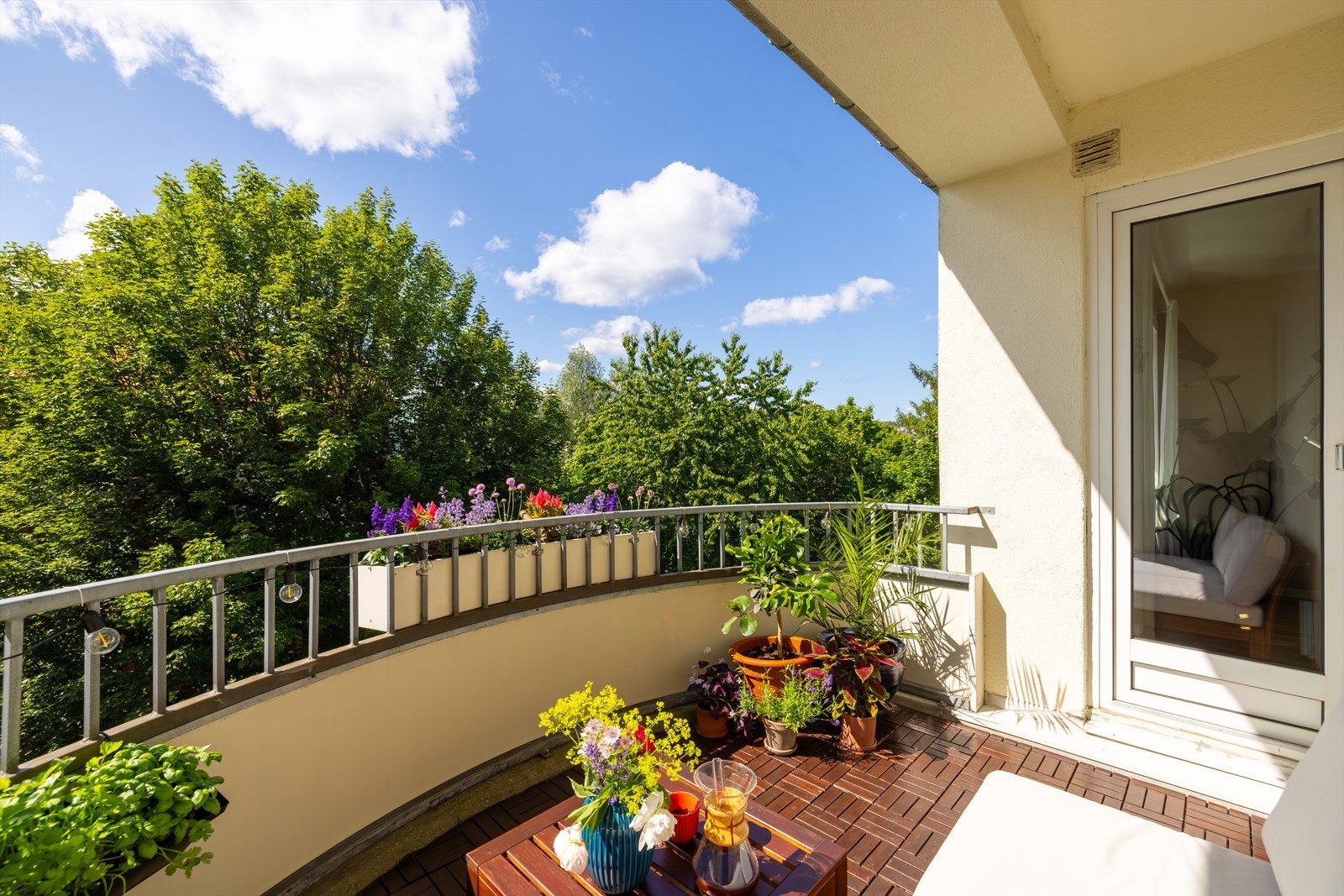 Her kan man nyte ettermiddagssol, samt ha stor fleksibilitet mellom inne- og uterom. Galleribilde