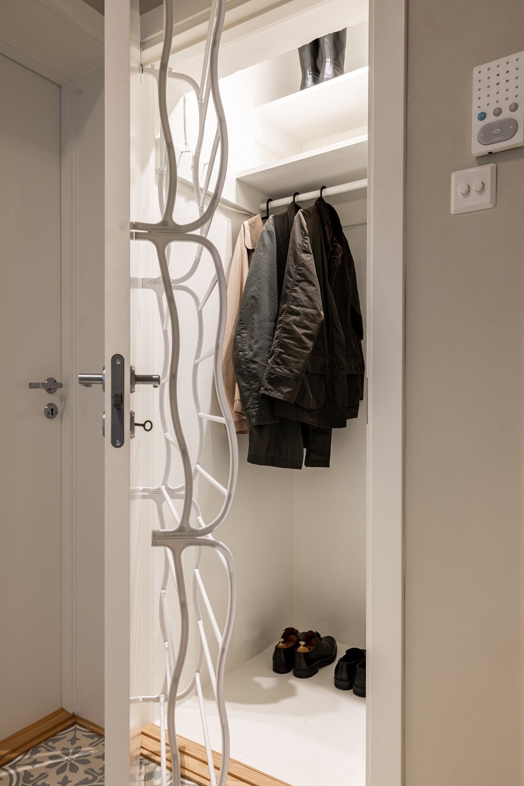 Superpraktisk kott som gir ekstra gode oppbevaringsmuligheter - perfekt for å gjemme bort støvsugeren og det man ellers bruker i det daglige Galleribilde