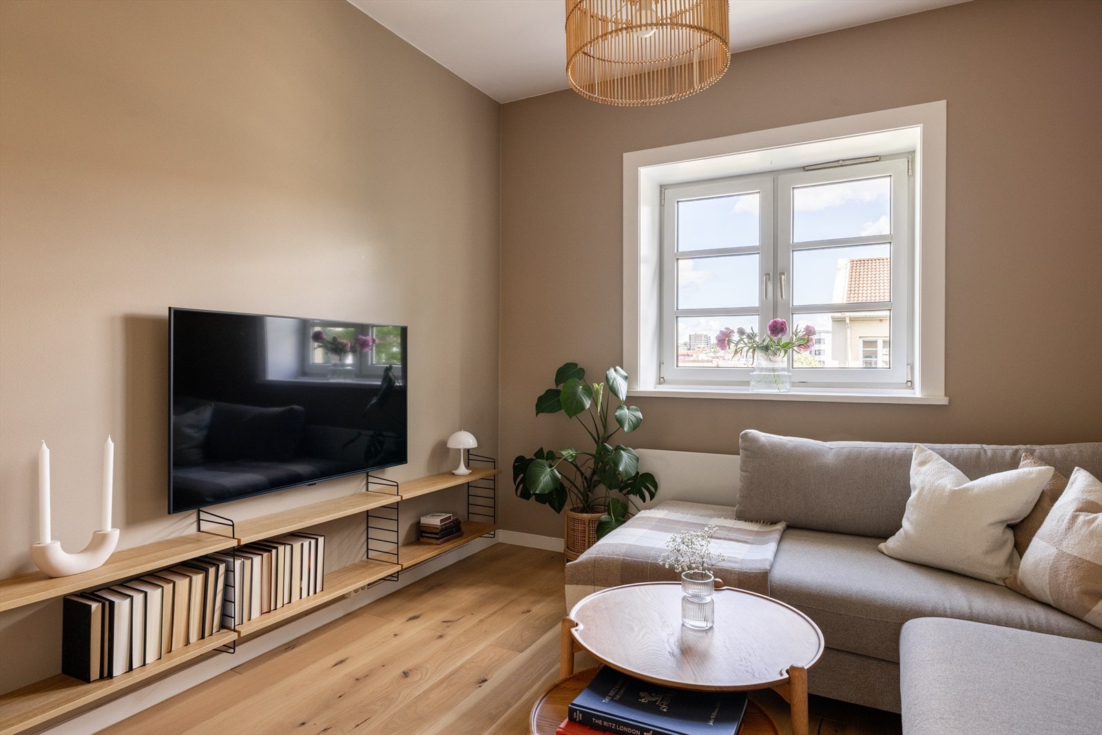 Separat TV-stue hvor det er god plass til sofa og TV-møblement Galleribilde