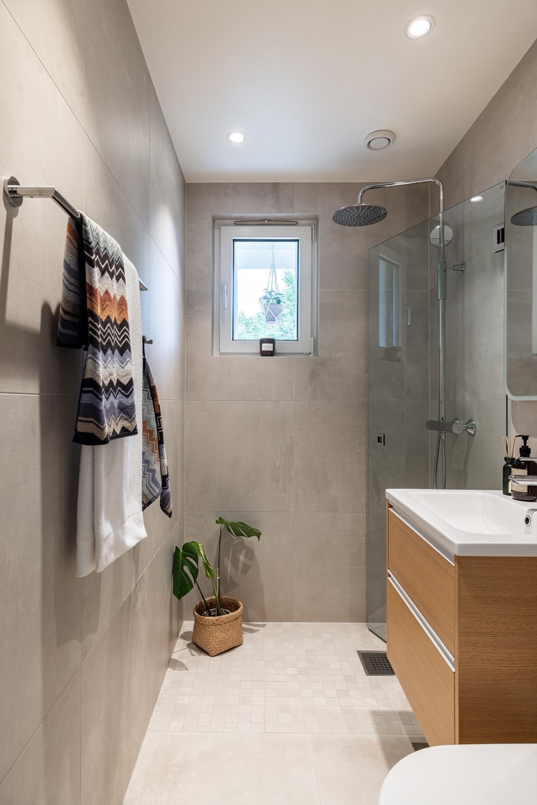 Lekkert bad fra 2021 med moderne og tidsriktige fargevalg Galleribilde