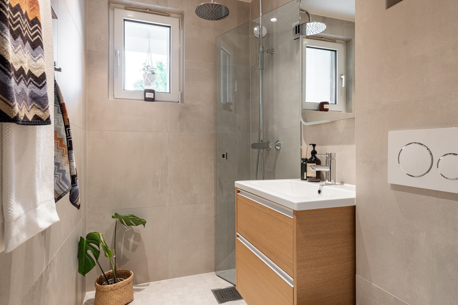 Store, vakre fliser på både gulv og vegger. Badet har elektrisk gulvvarme, downlights i taket og naturlig ventilasjon Galleribilde