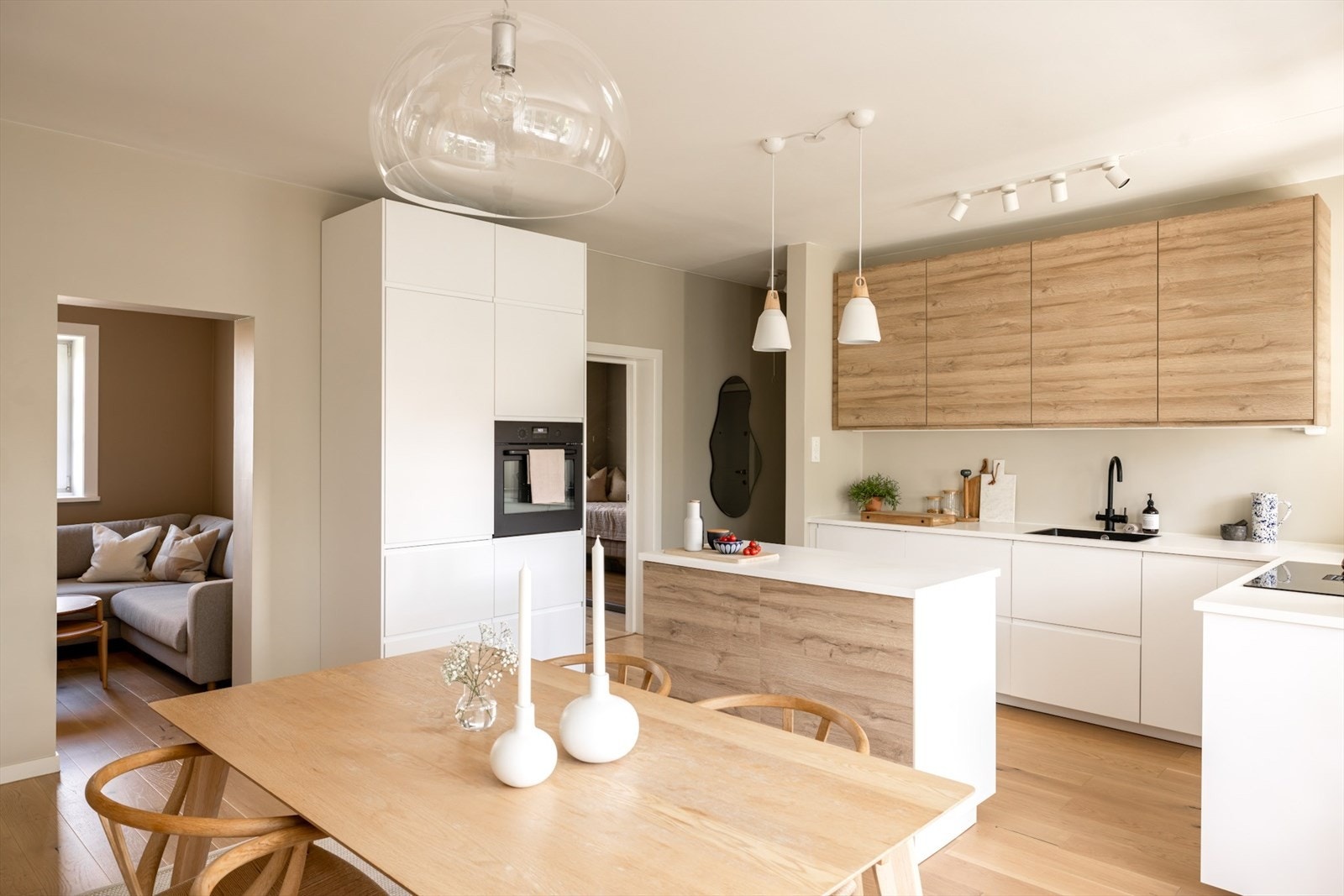 Hele leiligheten ble omfattende pusset opp i 2021 og har en gjennomgående høy standard. Her kan du flytte rett inn! Galleribilde