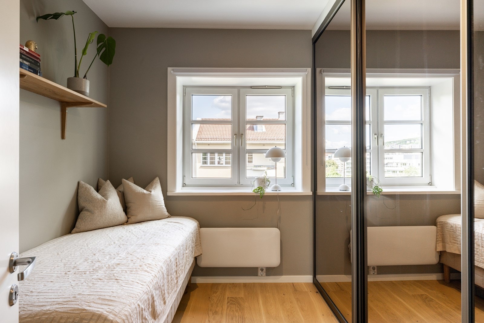 Det andre soverommet byr på mange muligheter, enten du ønsker barnerom, kontor eller gjesterom Galleribilde