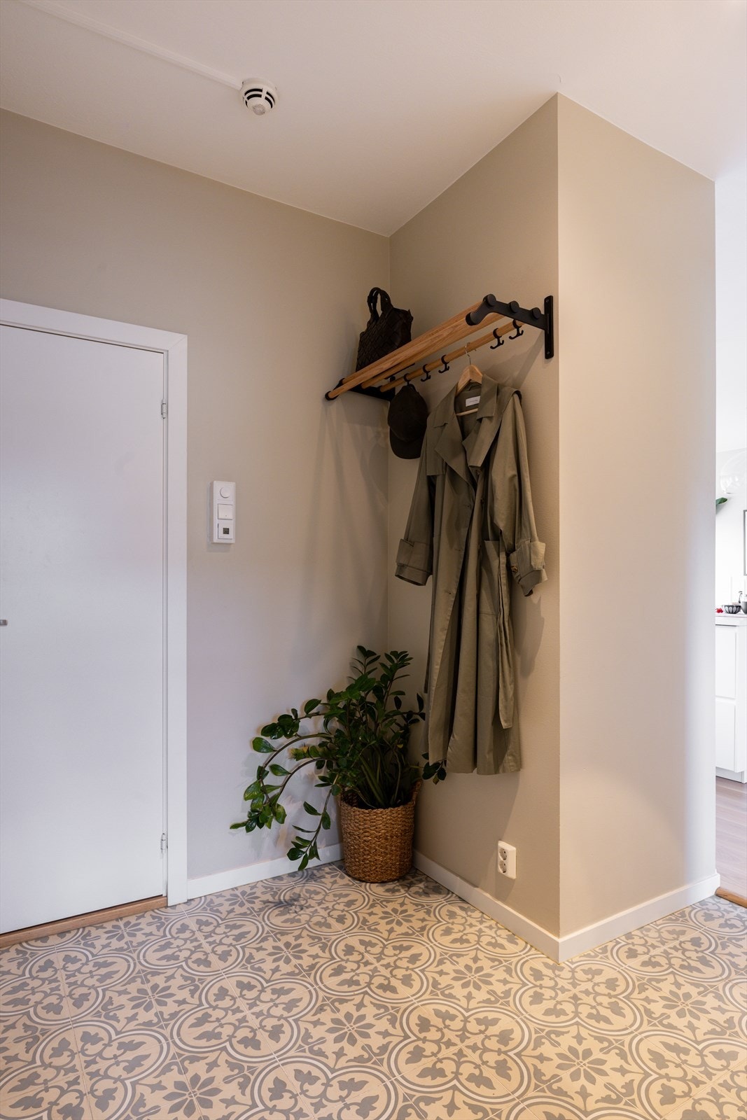 I entréen er det god plass til å henge fra seg yttertøy og sette fra seg sko Galleribilde