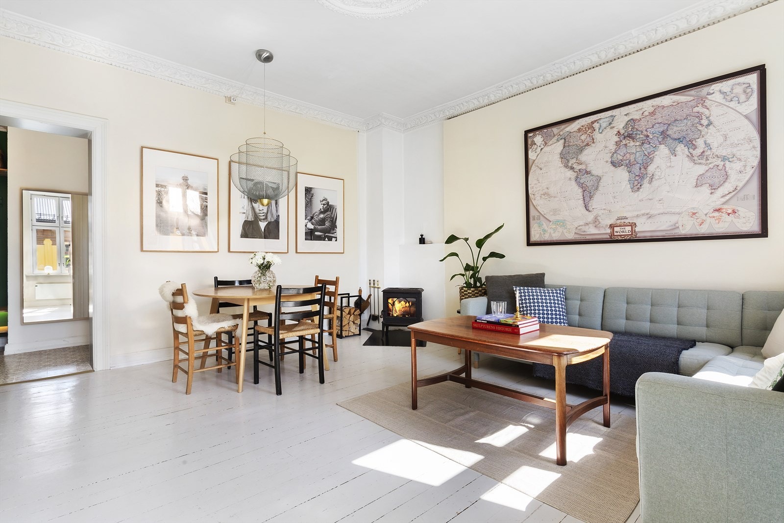 Klassiske detaljer som rosett, stukkatur, store vindusflater og god takhøyde. Galleribilde