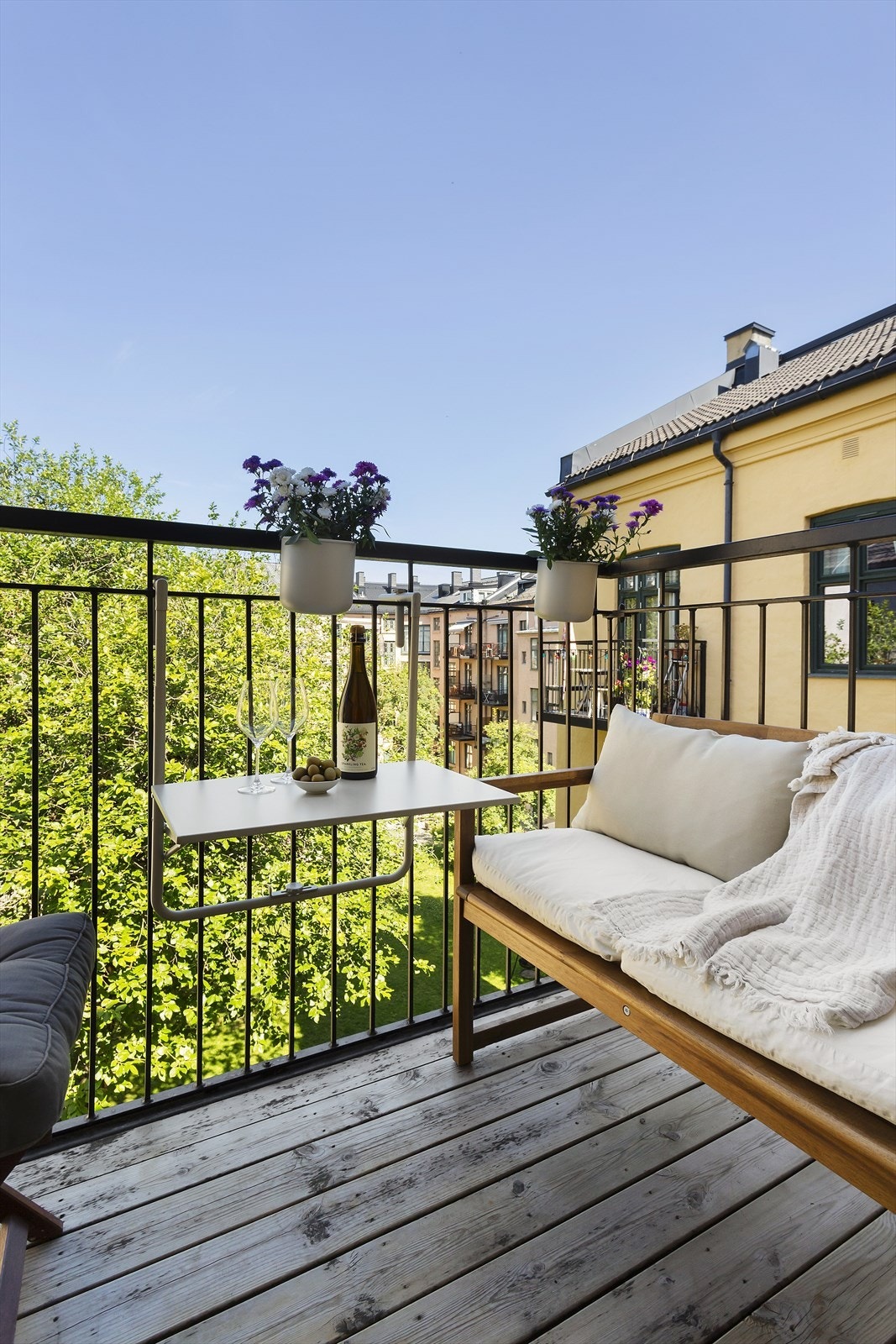 Balkong på 2 kvm med plass til sittegruppe. Galleribilde