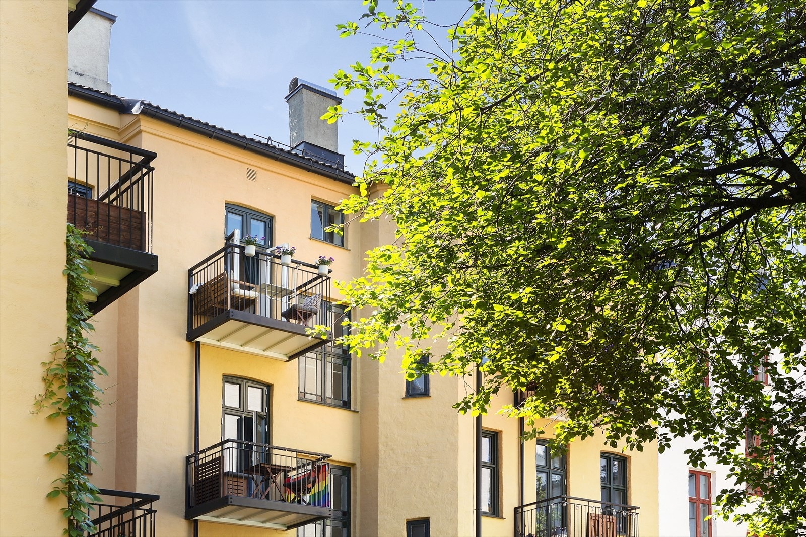 Leiligheten ligger i fjerde etasje, så man har et fint lys i leiligheten, fin utsikt til bakgården og ingen som bor over. Galleribilde