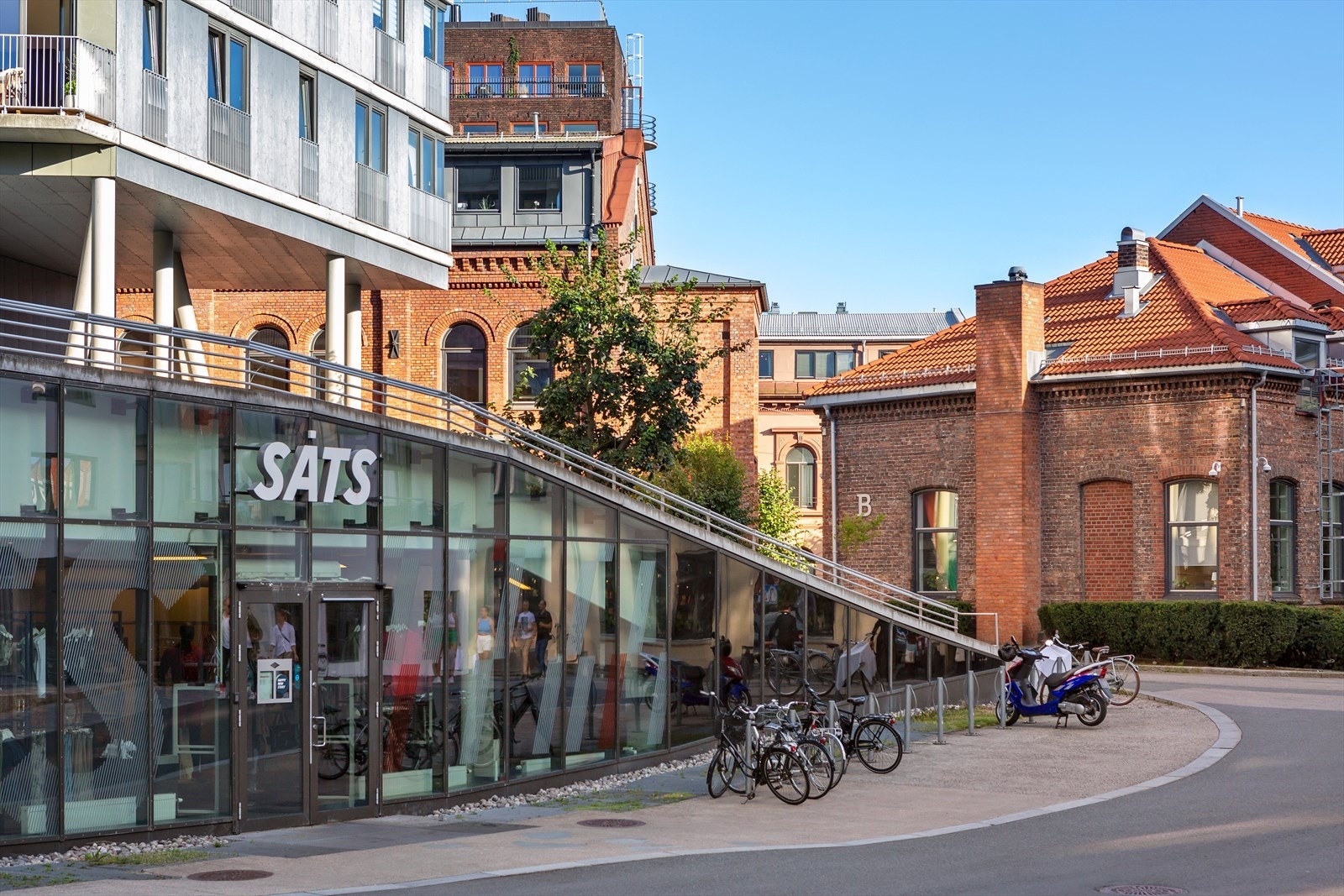 SATS Schous Plass ligger like ved. Galleribilde