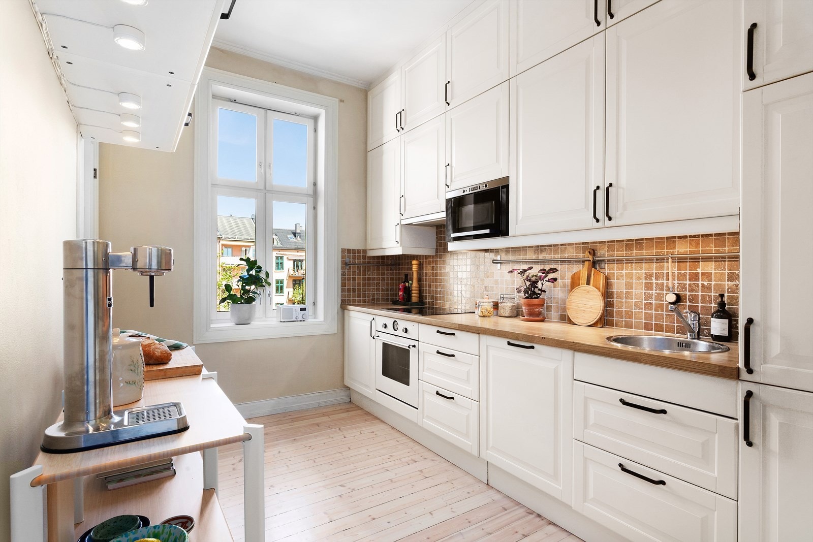 Kjøkken er godt utnyttet med mye skapplass. Galleribilde