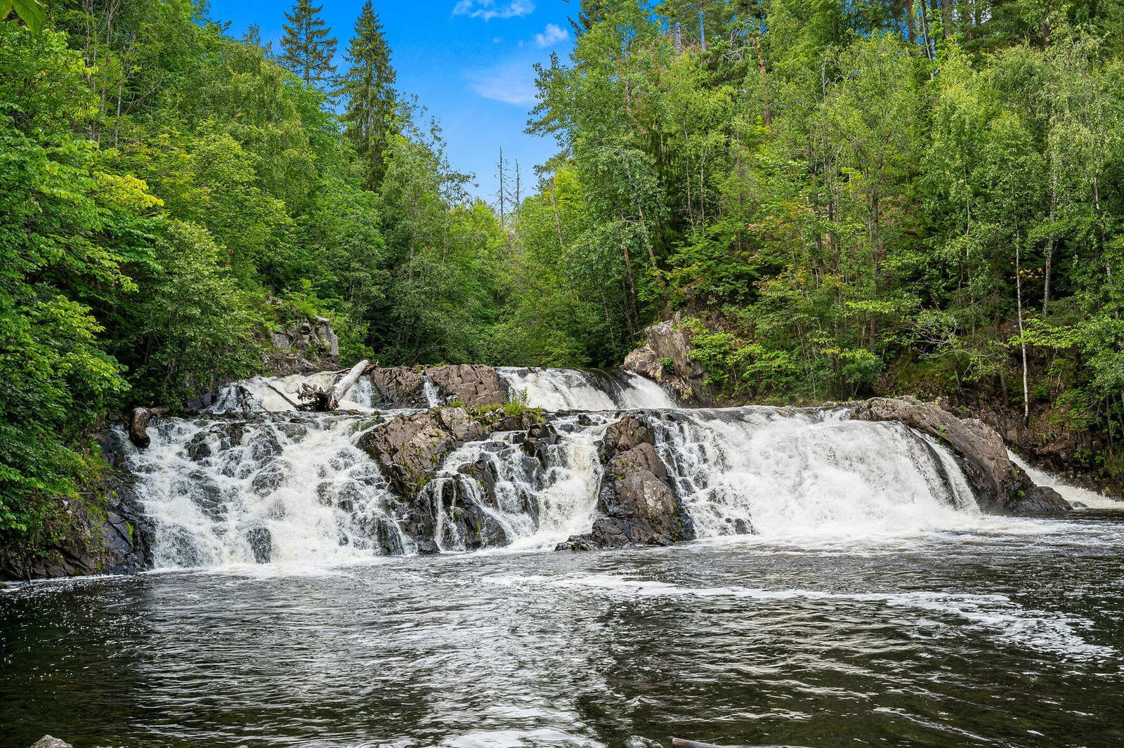 Bilfri tilgang til sti og badeplasser langs Lysakerelven (200 m). Galleribilde