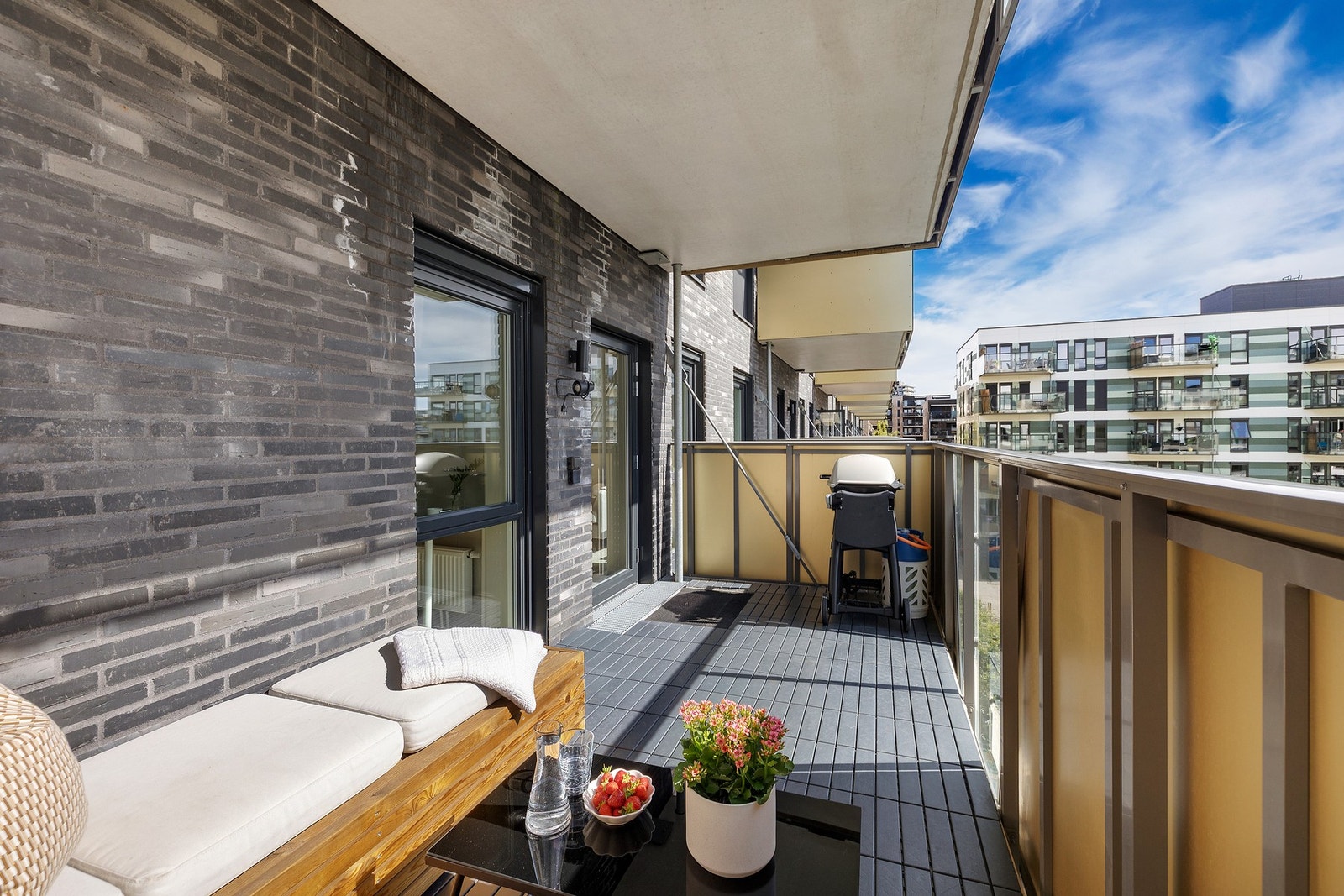 Det er god plass til sittegruppe, grill og beplantning Galleribilde
