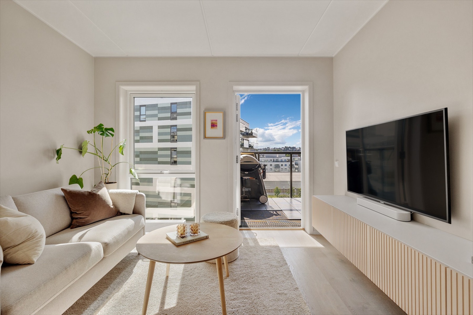 Stuen er lys og innbydende, med gode møbleringsmuligheter Galleribilde