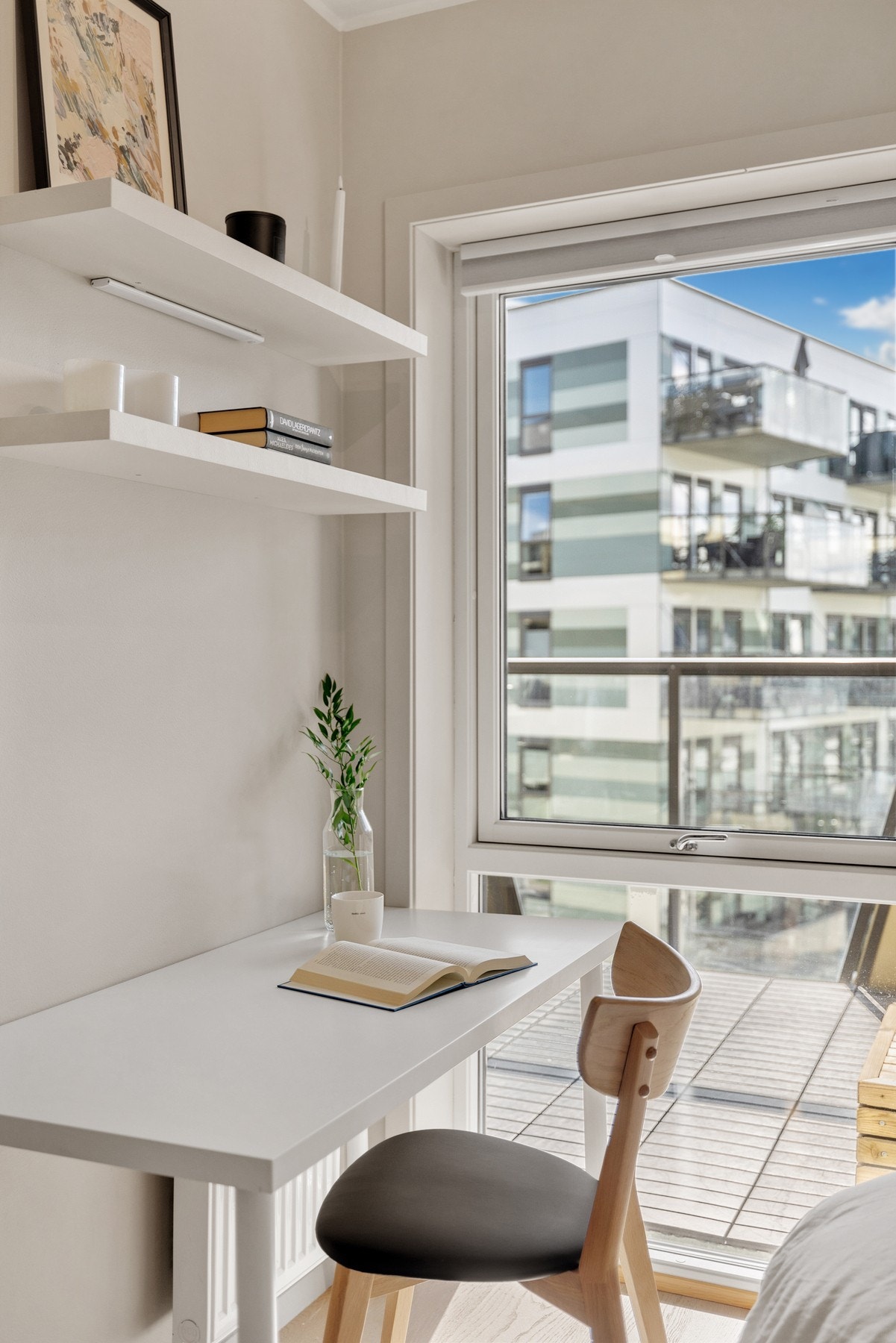 Store vindusflater som slipper inn godt med lys Galleribilde
