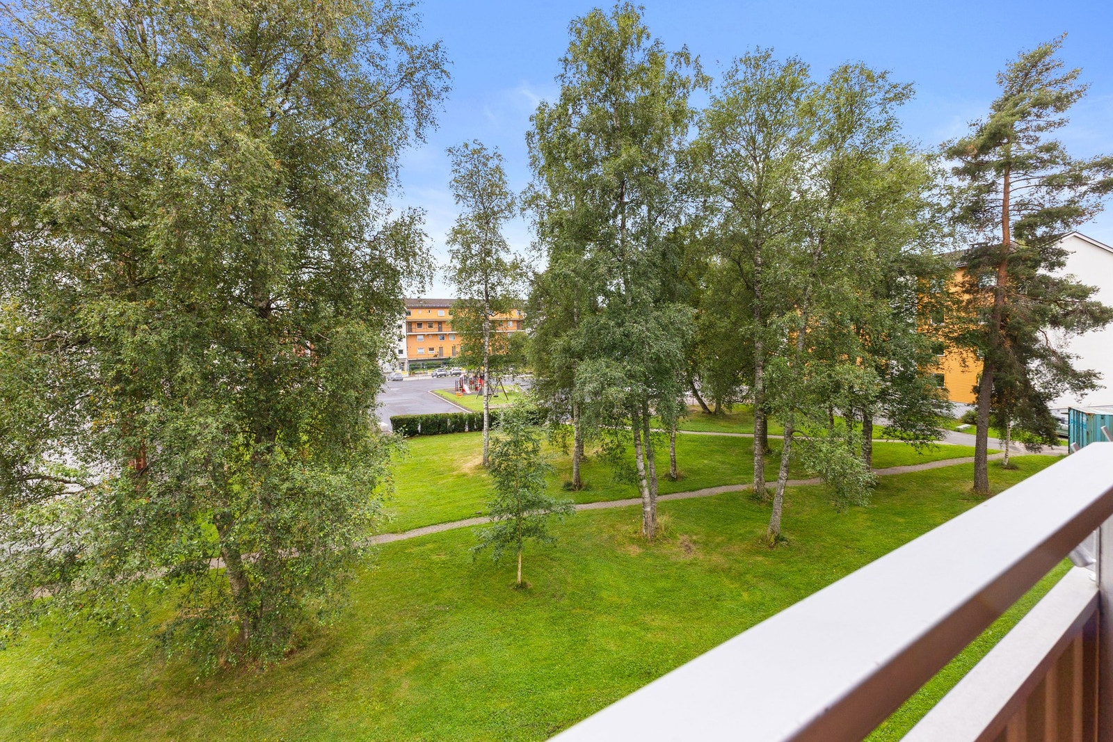 Balkongen vender mot rolig fellesområde Galleribilde