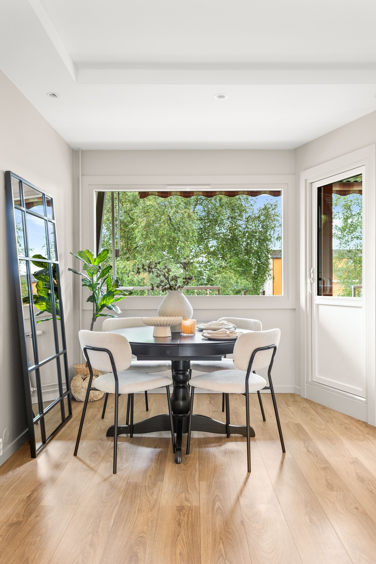 Fra stuen er det utgang til flott sydvendt balkong på ca. 11 kvm Galleribilde